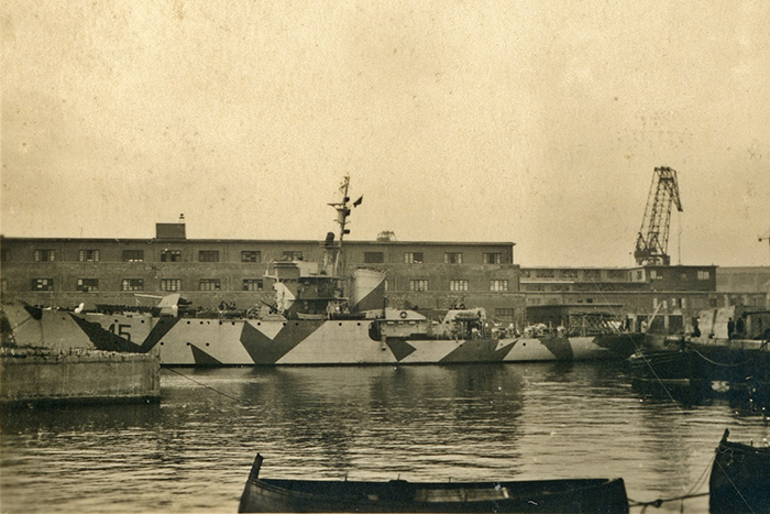 Cicogna alla banchina allestimento dei cantieri Ansaldo di Genova-gennaio 1943.jpg